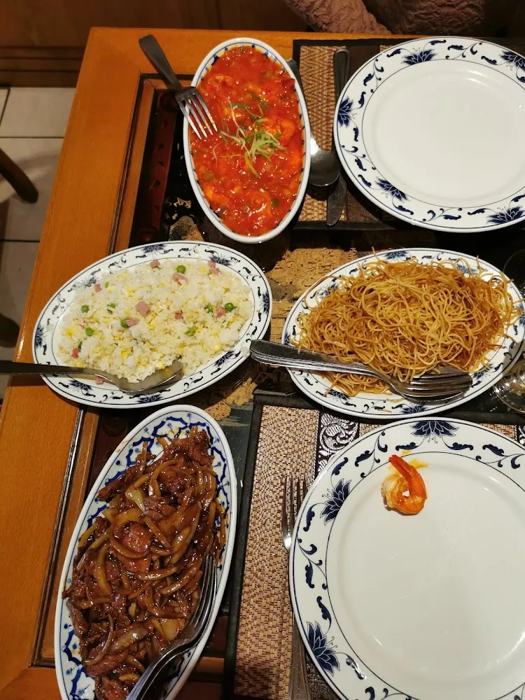 Crevettes Sauce Piquante Boeuf Nouilles Chinoises Et Rit Cantonais